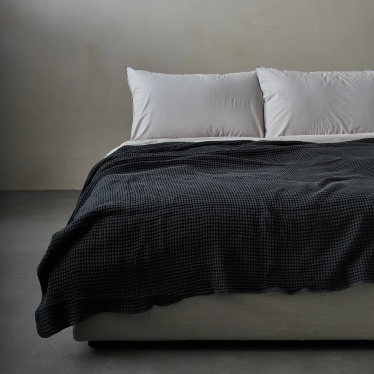 narzuta-favo-slate-take-a-nap-3.jpg