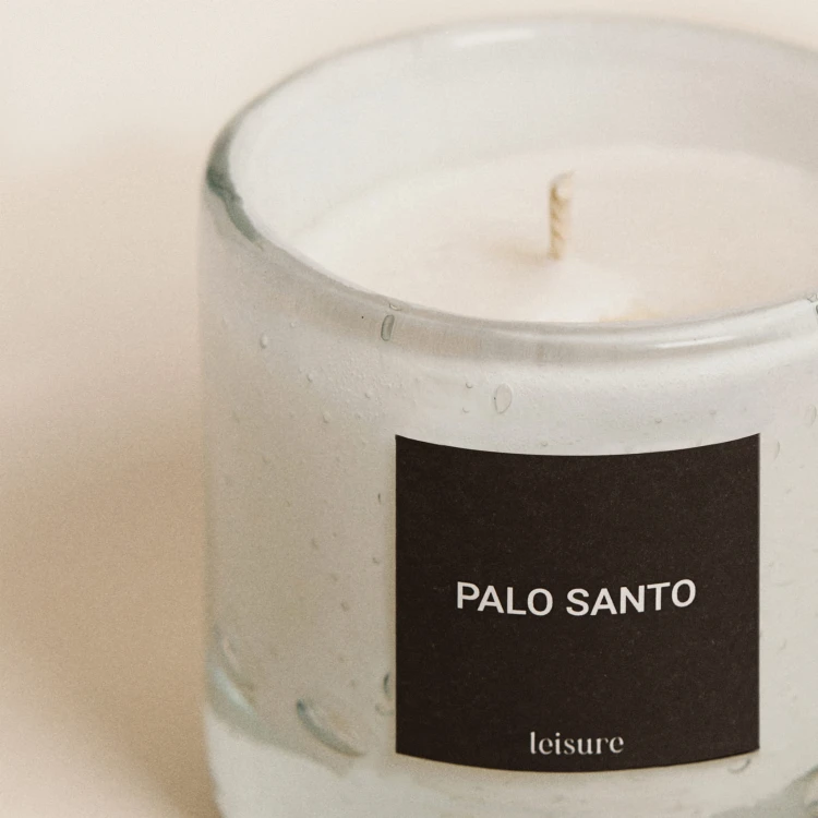 leisure-swieca-zapachowa-palo-santo-150g-002 copy.jpg