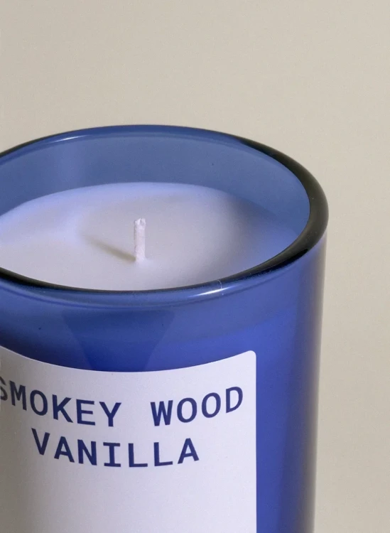 leisure-moments-swieca-smokey-wood-vanilla-210g-side.jpg.webp