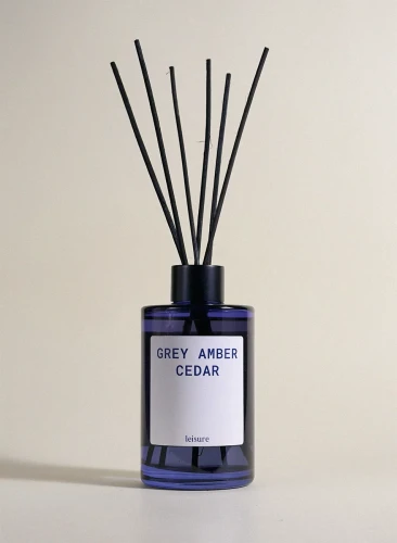 leisure-moments-patyczki-zapachowe-grey-amber-cedar-pear-200ml-front2.jpg.webp