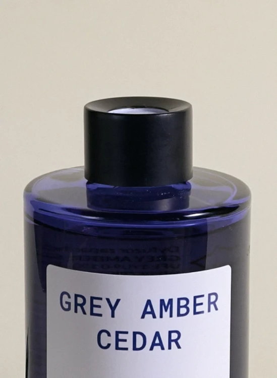 leisure-moments-patyczki-zapachowe-grey-amber-cedar-pear-200ml-detal.jpg.webp