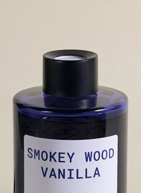 leisure-moments-patyczki-zapachowe-smokey-wood-vanilla-200ml-detal.jpg.webp